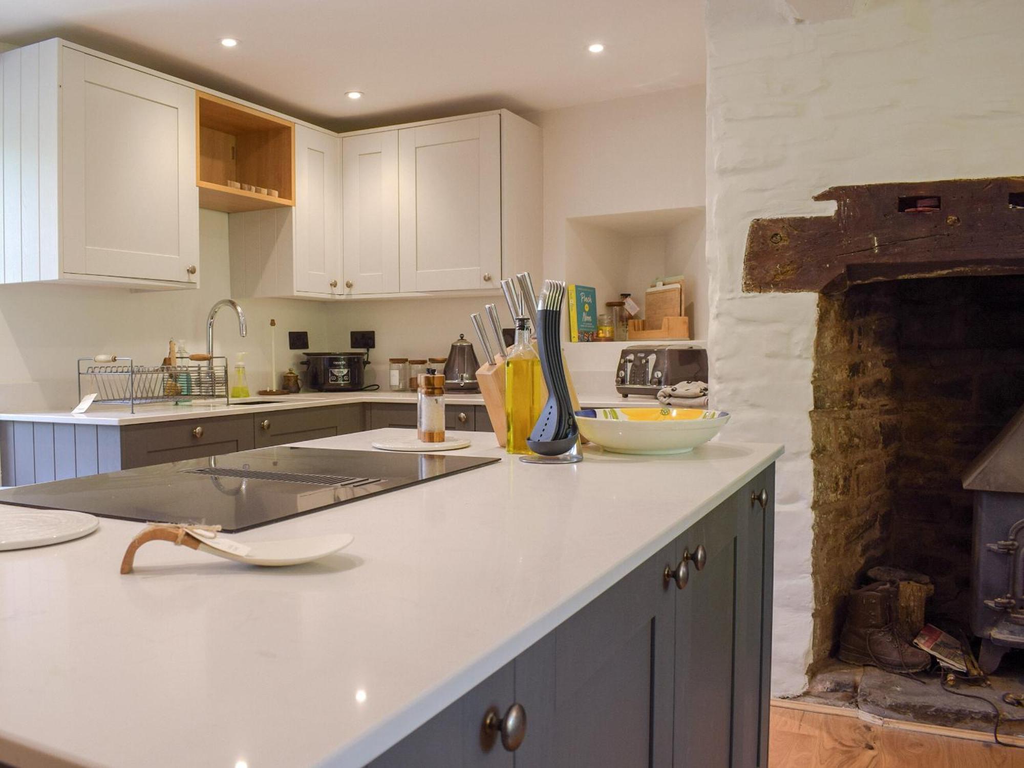 Lower Goytre Farmhouse Llanfair Waterdine Buitenkant foto